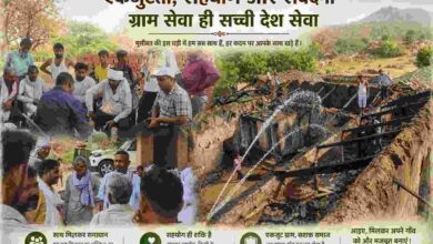 ग्रामीण क्षेत्र में आग से प्रभावित घरों के बीच लोग राहत कार्य करते हुए और गांव की बैठक में समस्या पर चर्चा करते हुए