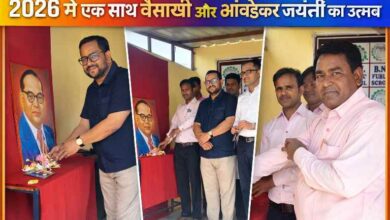 डॉ. भीमराव आंबेडकर की तस्वीर पर पुष्प अर्पित करते लोग, बैसाखी और आंबेडकर जयंती संयुक्त आयोजन