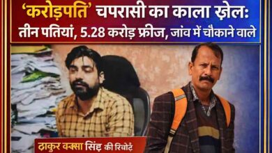 पीलीभीत में करोड़पति चपरासी इल्हाम शम्सी के गबन मामले में जांच के दौरान सामने आए खुलासों को दर्शाती फीचर इमेज, जिसमें रिपोर्टर ठाकुर बख्श सिंह और आरोपी दिखाई दे रहे हैं