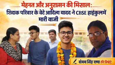 चित्रकूट के होनहार छात्र आदित्य यादव को सफलता पर माता मिठाई खिलाते हुए, साथ में रिपोर्टर की तस्वीर