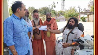 कामां क्षेत्र में विमल कुंड जल भराव को लेकर संतों द्वारा प्रशासन को ज्ञापन सौंपते हुए दृश्य