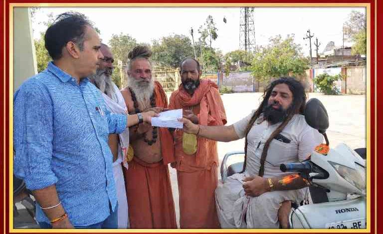 कामां क्षेत्र में विमल कुंड जल भराव को लेकर संतों द्वारा प्रशासन को ज्ञापन सौंपते हुए दृश्य