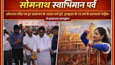 जौनपुर में सोमनाथ स्वाभिमान पर्व कार्यक्रम के दौरान दीप प्रज्वलन करते अतिथि और मंच पर सांस्कृतिक नृत्य प्रस्तुति देती कलाकार
