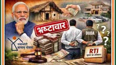 बन्थरा में प्रधानमंत्री आवास योजना में कथित भ्रष्टाचार दर्शाती फीचर इमेज, जिसमें झोपड़ी और आलीशान मकान का विरोधाभास, रिश्वत लेते अधिकारी और RTI फाइल दिखाई गई है