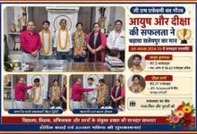 जी एम एकेडमी सलेमपुर में आयुष कुशवाहा और दीक्षा शर्मा को जेईई-मेन सफलता पर सम्मानित करते हुए प्रधानाचार्य और शिक्षक