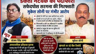 वाराणसी डकैती मामले में आरोपी मुकेश सोनी और रिपोर्टर संजय सिंह राणा की तस्वीर के साथ न्यूज़ ग्राफिक
