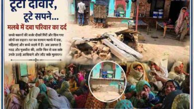 गिरे हुए कच्चे मकान का मलबा और शोक में बैठी ग्रामीण महिलाएं, घर के टूटने के बाद का दुखद दृश्य