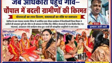 देवरिया के मलघोट विरैचा गांव में आयोजित ग्राम चौपाल में जिलाधिकारी द्वारा अन्नप्राशन कराते हुए, महिलाओं को योजना का लाभ देते हुए और रिपोर्टर इरफान अली लारी की तस्वीर