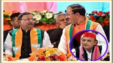 भाजपा नेताओं की बैठक के दौरान की तस्वीर जिसमें पंकज चौधरी और केशव प्रसाद मौर्य दिख रहे हैं, साथ में अखिलेश यादव की प्रतिक्रिया को दर्शाता ग्राफिक