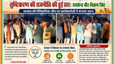 भाटपार रानी में भाजपा कार्यकर्ता पश्चिम बंगाल, असम और पुडुचेरी चुनाव जीत पर मिठाई खिलाकर जश्न मनाते हुए