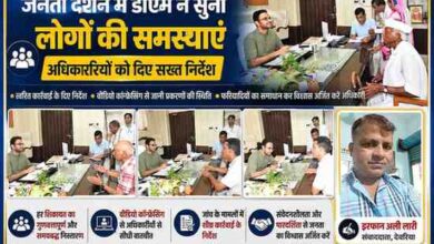 देवरिया कलेक्ट्रेट में जनता दर्शन के दौरान जिलाधिकारी मधुसूदन हुल्गी फरियादियों की समस्याएं सुनते हुए, साथ में संवाददाता इरफान अली लारी की तस्वीर