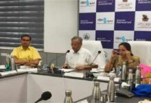 मथुरा में ‘मेरो मथुरा’ ऐप लॉन्च कार्यक्रम के दौरान बैठक में मौजूद सांसद हेमा मालिनी और नगर निगम अधिकारी