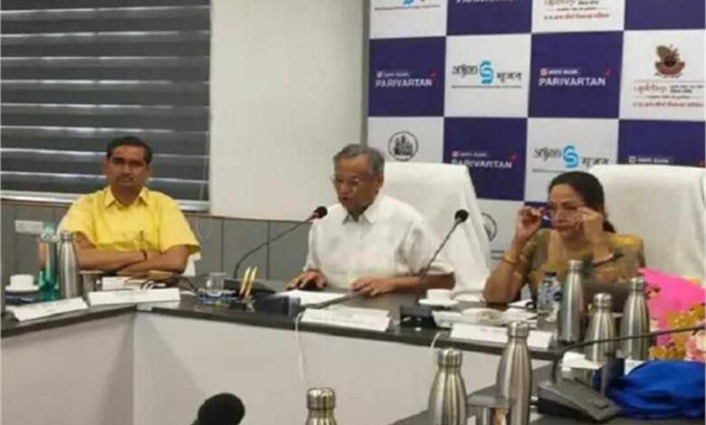 मथुरा में ‘मेरो मथुरा’ ऐप लॉन्च कार्यक्रम के दौरान बैठक में मौजूद सांसद हेमा मालिनी और नगर निगम अधिकारी