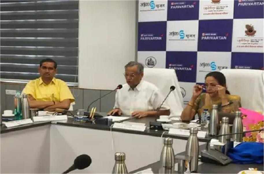 मथुरा में ‘मेरो मथुरा’ ऐप लॉन्च कार्यक्रम के दौरान बैठक में मौजूद सांसद हेमा मालिनी और नगर निगम अधिकारी