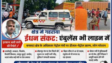 सोहनपुर पेट्रोल पंप पर डीजल-पेट्रोल के लिए लगी भीड़, एम्बुलेंस और लोगों की कतार के साथ रिपोर्टर इरफान अली लारी की तस्वीर