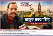 रिपोर्टर ठाकुर बख्श सिंह की प्रोफेशनल तस्वीर, पत्रकारिता थीम वाले बैकग्राउंड, प्रेस माइक्रोफोन और कैमरे के साथ डिजाइन की गई फीचर इमेज।