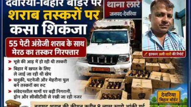 देवरिया-बिहार बॉर्डर पर बरामद अंग्रेजी शराब की पेटियों और पिकअप वाहन के साथ रिपोर्टर इरफान अली लारी की फीचर इमेज