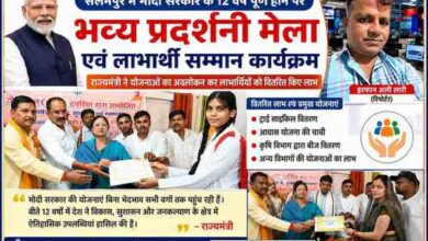 सलेमपुर में आयोजित प्रदर्शनी मेले में राज्यमंत्री द्वारा लाभार्थियों को प्रमाणपत्र एवं सरकारी योजनाओं का लाभ वितरित करते हुए, साथ में रिपोर्टर इरफान अली लारी की तस्वीर।