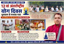 देवरिया में आयोजित 12वें अंतर्राष्ट्रीय योग दिवस कार्यक्रम का फीचर पोस्टर, जिसमें योग प्रशिक्षक डॉ. पिंटू लाल यादव को सम्मानित करते हुए, योगाभ्यास करते प्रतिभागी तथा रिपोर्टर इरफान अली लारी की तस्वीर प्रदर्शित है।
