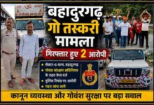 बहादुरगढ़ में गो तस्करी मामले में गिरफ्तार आरोपी, पुलिसकर्मी, जब्त वाहन और थाने के बाहर प्रदर्शन करते गोसेवक दर्शाती फीचर इमेज।