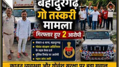 बहादुरगढ़ में गो तस्करी मामले में गिरफ्तार आरोपी, पुलिसकर्मी, जब्त वाहन और थाने के बाहर प्रदर्शन करते गोसेवक दर्शाती फीचर इमेज।