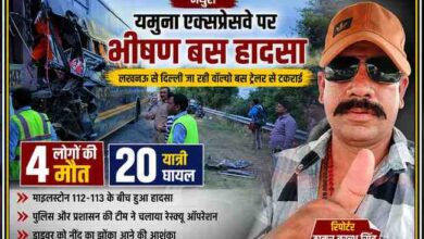 यमुना एक्सप्रेसवे पर ट्रेलर से टकराई क्षतिग्रस्त वॉल्वो बस का दृश्य, मौके पर पुलिस और राहत टीम मौजूद, साथ में रिपोर्टर ठाकुर बख्श सिंह की तस्वीर।