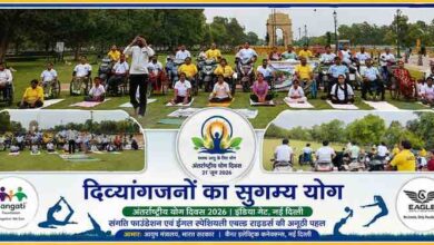 नई दिल्ली के इंडिया गेट पर अंतर्राष्ट्रीय योग दिवस 2026 के अवसर पर संगति फाउंडेशन और ईगल स्पेशियली एबल्ड राइडर्स द्वारा आयोजित कार्यक्रम में दिव्यांगजन अटैचमेंट वाली स्कूटी और व्हीलचेयर के साथ सुगम्य योग करते हुए।