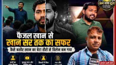 खान सर उर्फ फैजल खान की विभिन्न तस्वीरों और रिपोर्टर इरफान अली लारी के साथ तैयार न्यूज़ फीचर इमेज, जिसमें उनकी लोकप्रियता, कोचिंग साम्राज्य और हालिया विवाद को दर्शाया गया है।
