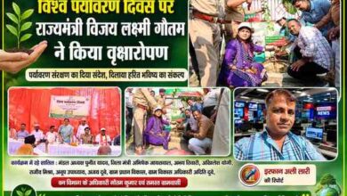 देवरिया में विश्व पर्यावरण दिवस के अवसर पर राज्यमंत्री विजय लक्ष्मी गौतम द्वारा वृक्षारोपण करते हुए, साथ में वन विभाग के अधिकारी, जनप्रतिनिधि और रिपोर्टर इरफान अली लारी।
