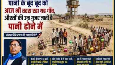 महोबा जिले के मुड़हरा गांव में पानी के लिए लाइन में खड़े ग्रामीण, पृष्ठभूमि में बनी पानी की टंकी और रिपोर्टर संजय सिंह राणा की तस्वीर।