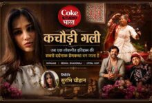 रिपोर्टर सुरभि चौहान के साथ कोक स्टूडियो भारत के चर्चित गीत ‘कचौड़ी गली’ की फीचर इमेज, जिसमें रेखा भारद्वाज, उत्पल उदित और ख़्वाब दिखाई दे रहे हैं।