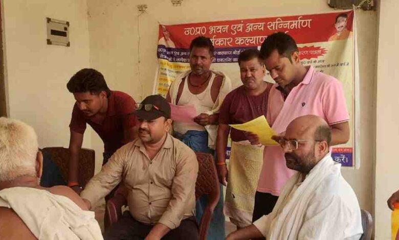 देवरिया के चौमुखा गांव में श्रम विभाग द्वारा आयोजित जागरूकता कार्यक्रम में श्रमिकों को सरकारी योजनाओं की जानकारी देते अधिकारी।