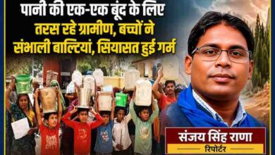 चित्रकूट में पेयजल संकट के विरोध में बच्चे और ग्रामीण पानी के खाली बर्तन लेकर प्रदर्शन करते हुए, साथ में रिपोर्टर संजय सिंह राणा।