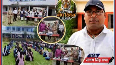 रायपुरा रेंज में अंतरराष्ट्रीय बाघ दिवस पर विद्यार्थियों को पुरस्कार देते वन विभाग के अधिकारी और रिपोर्टर संजय सिंह राणा