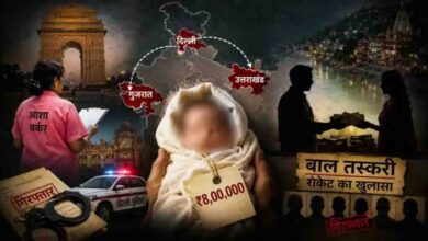 बाल तस्करी रैकेट के खुलासे को दर्शाती सांकेतिक फीचर इमेज, जिसमें दिल्ली पुलिस, आशा वर्कर, भारत का नक्शा, नवजात शिशु और गिरफ्तारी के प्रतीकात्मक दृश्य दिखाए गए हैं।