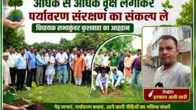 देवरिया के भाटपार रानी क्षेत्र में आयोजित वृहद वृक्षारोपण अभियान के दौरान विधायक सभाकुंवर कुशवाहा, प्रशासनिक अधिकारी एवं ग्रामीण पौधारोपण करते हुए। साथ में रिपोर्टर इरफान अली लारी का चित्र।