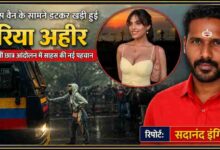 मुंबई में छात्र विरोध प्रदर्शन के दौरान पुलिस वैन के सामने खड़ी रिया अहीर का दृश्य और रिपोर्टर सदानंद इंगिली की तस्वीर वाला फीचर इमेज।