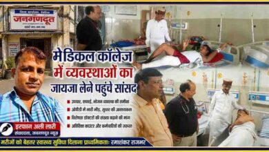 रिपोर्टर इरफान अली लारी के साथ देवरिया मेडिकल कॉलेज में निरीक्षण के दौरान सांसद रमाशंकर राजभर मरीजों से बातचीत करते हुए।