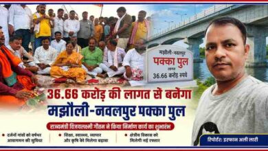 देवरिया के सलेमपुर क्षेत्र में मझौली–नवलपुर पक्का पुल निर्माण के शुभारंभ अवसर पर राज्यमंत्री विजयलक्ष्मी गौतम वैदिक पूजा-अर्चना करती हुईं। साथ में जनप्रतिनिधि और रिपोर्टर इरफान अली लारी की तस्वीर।