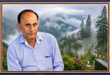 पत्नीटॉप की धुंध से ढकी ठंडी वादियों और देवदार के मनमोहक प्राकृतिक दृश्य के बीच वरिष्ठ साहित्यकार कृष्ण पनगोत्रा का लैंडस्केप फीचर पोर्ट्रेट, डबल स्टैंडर्ड कलर रुल्ड फ्रेम में।