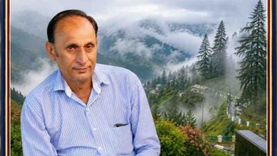 पत्नीटॉप की धुंध से ढकी ठंडी वादियों और देवदार के मनमोहक प्राकृतिक दृश्य के बीच वरिष्ठ साहित्यकार कृष्ण पनगोत्रा का लैंडस्केप फीचर पोर्ट्रेट, डबल स्टैंडर्ड कलर रुल्ड फ्रेम में।