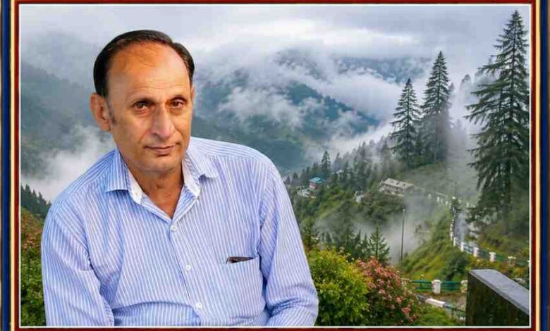 पत्नीटॉप की धुंध से ढकी ठंडी वादियों और देवदार के मनमोहक प्राकृतिक दृश्य के बीच वरिष्ठ साहित्यकार कृष्ण पनगोत्रा का लैंडस्केप फीचर पोर्ट्रेट, डबल स्टैंडर्ड कलर रुल्ड फ्रेम में।