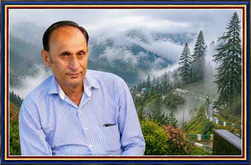 पत्नीटॉप की धुंध से ढकी ठंडी वादियों और देवदार के मनमोहक प्राकृतिक दृश्य के बीच वरिष्ठ साहित्यकार कृष्ण पनगोत्रा का लैंडस्केप फीचर पोर्ट्रेट, डबल स्टैंडर्ड कलर रुल्ड फ्रेम में।