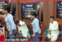 कुशीनगर के एक कोचिंग सेंटर में छात्रा द्वारा शिक्षक पर लगाए गए आरोपों के बाद हुए हंगामे की तस्वीर, साथ में रिपोर्टर ठाकुर बख्श सिंह का फोटो।