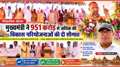 मुख्यमंत्री योगी आदित्यनाथ विकास परियोजनाओं के लोकार्पण एवं शिलान्यास कार्यक्रम में जनसभा को संबोधित करते हुए, मंच पर जनप्रतिनिधियों और रिपोर्टर संजय सिंह राणा की तस्वीर के साथ फीचर इमेज।